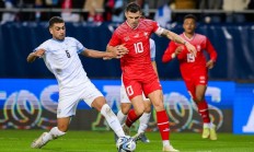 开云体育入口-足球比赛现场氛围热烈，球员实力对比悬殊