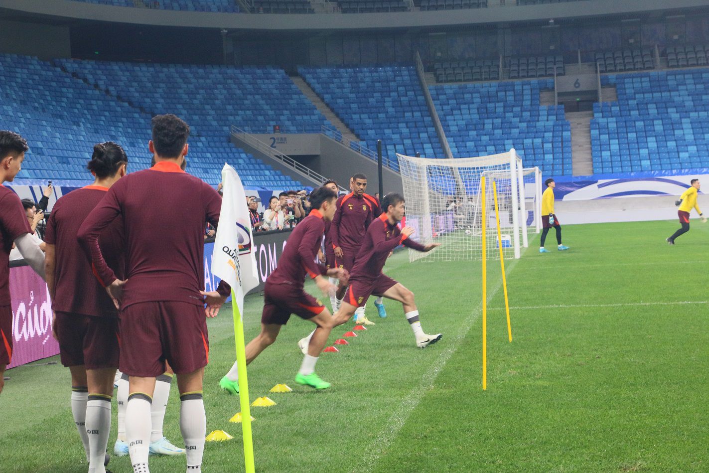 场面火爆,球员拼尽全力争取胜利 场面火爆,球员拼尽全力争取胜利