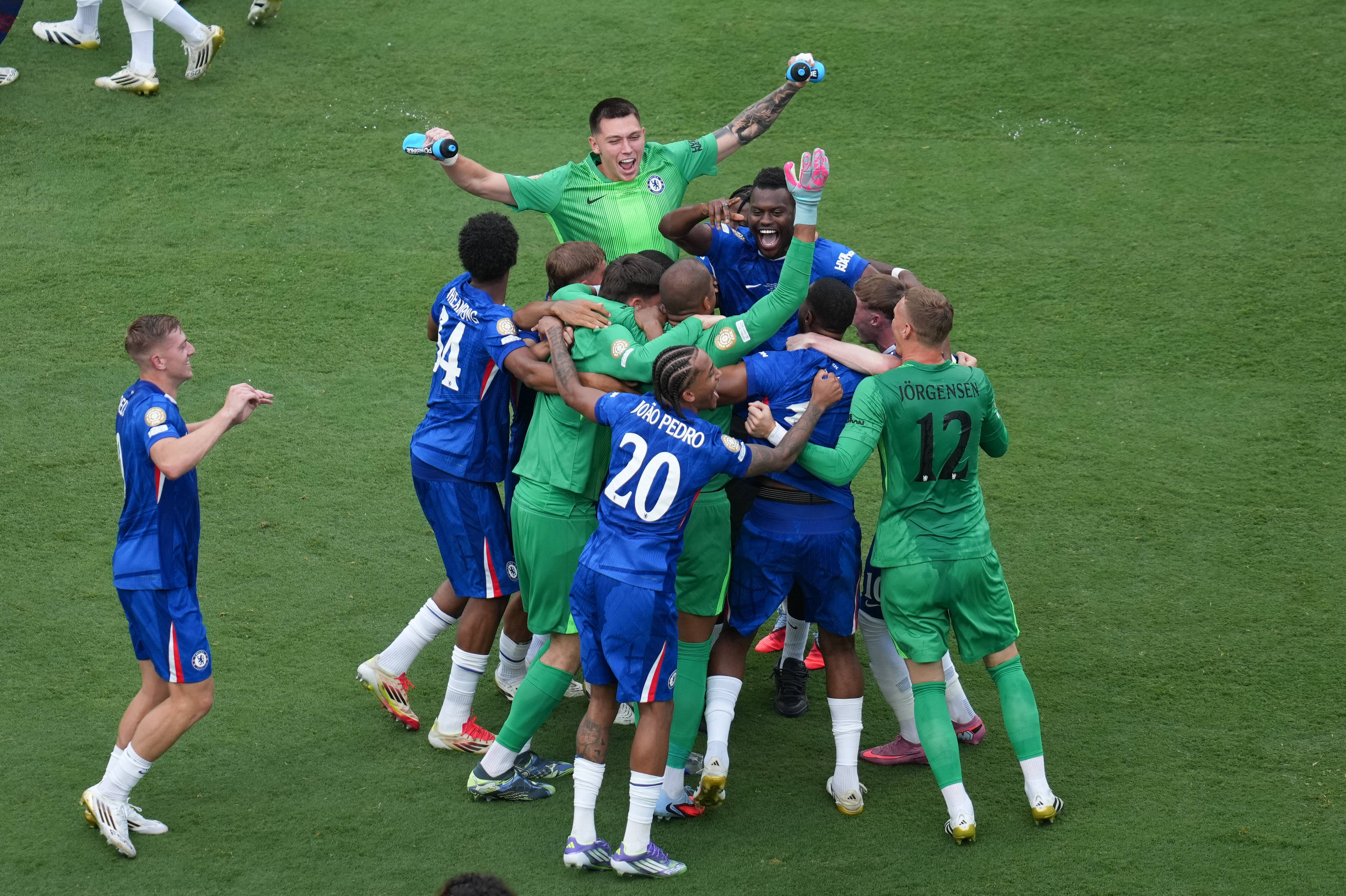 足球巨星赛季后首度比赛，表现抢眼