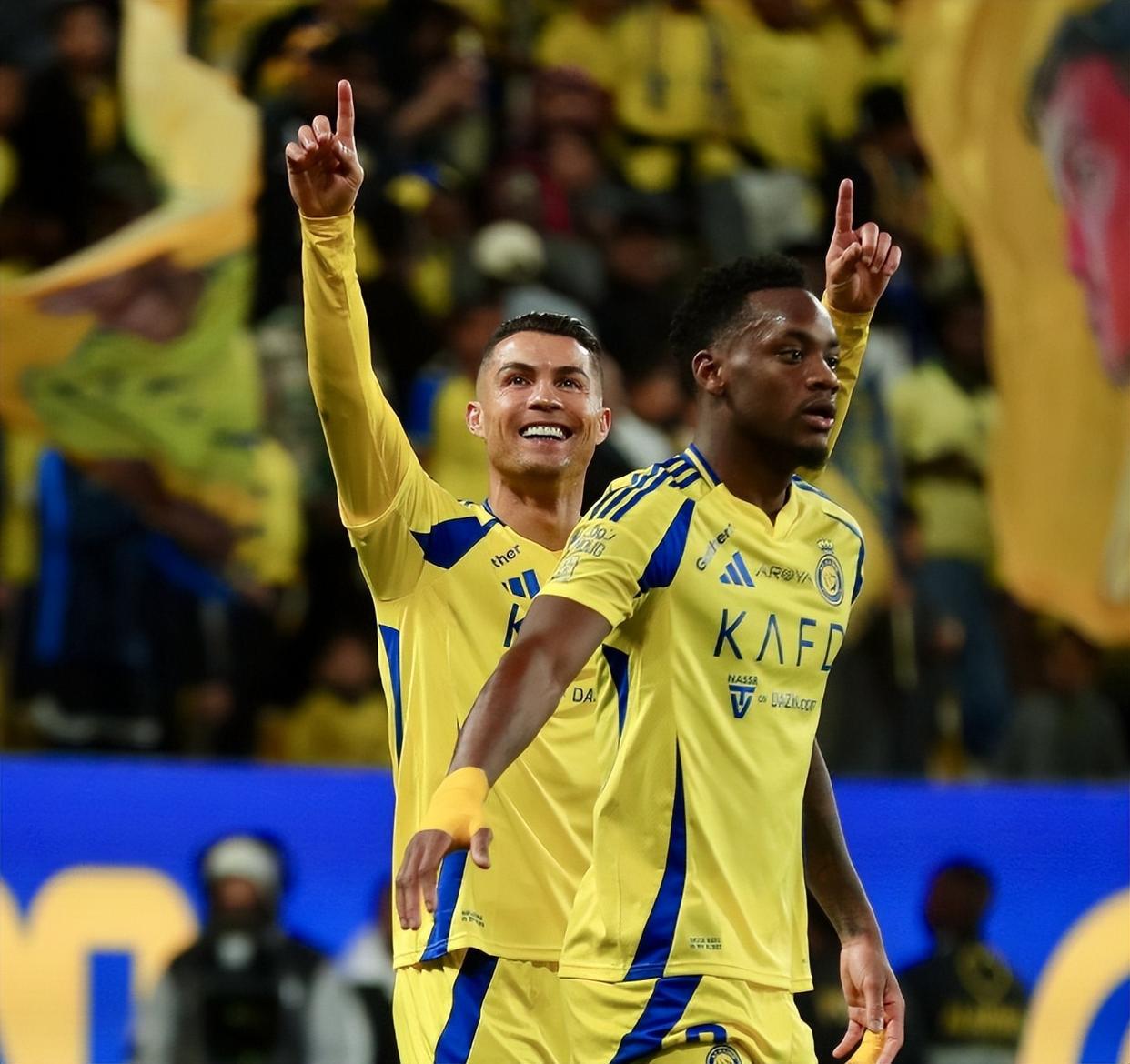 足球巨星赛季后首度比赛，表现抢眼