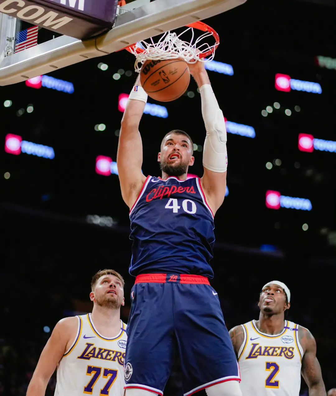 湖人客场失利，球员面对挑战