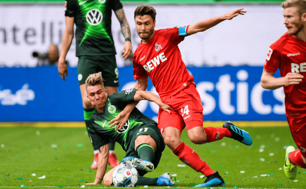 包含精彩足球对抗：球星实力对决，场面激烈的词条