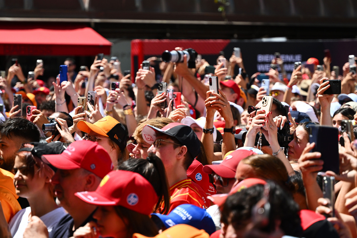 关于热情高涨！球迷尽情呐喊，比赛如火如荼的信息