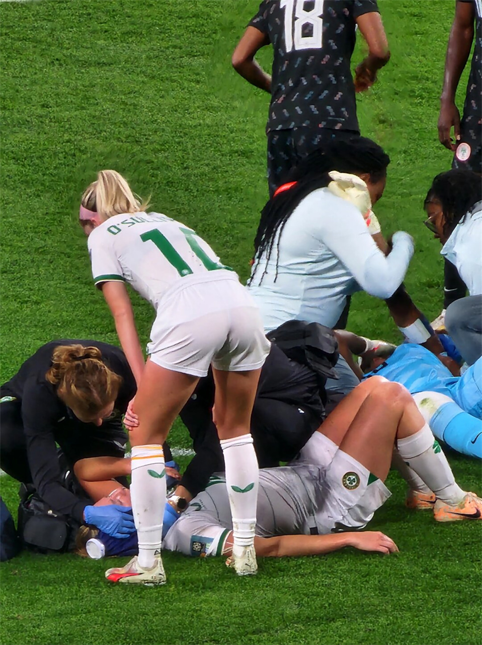 世界女子足球争霸赛精彩纷呈! 世界女子足球争霸赛精彩纷呈!