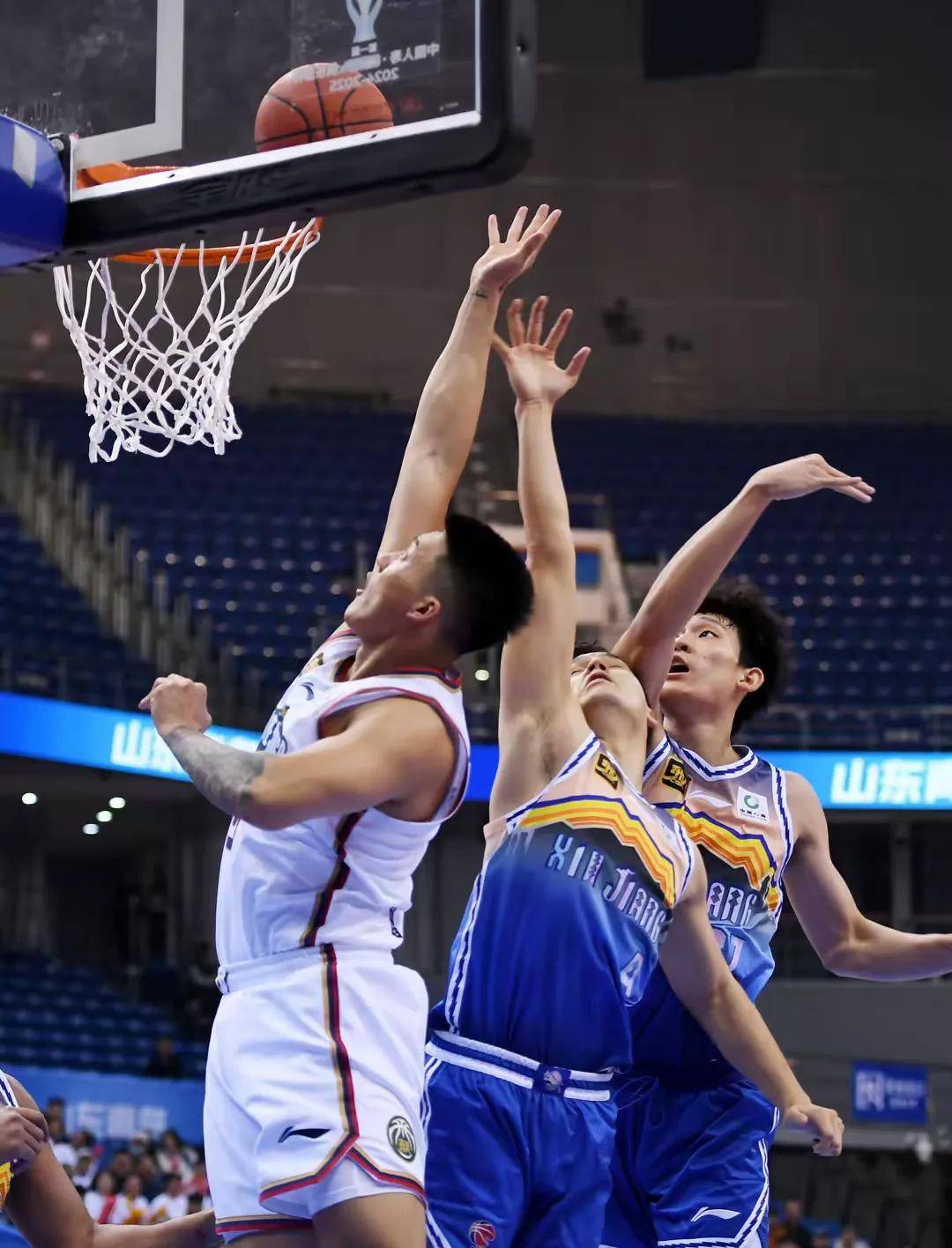 比赛节奏飙升!球队不断交替领先 比赛节奏飙升!球队不断交替领先