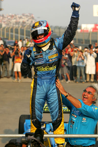 包含索伯车队翻盘雷诺车队，阿隆索统治全场的词条