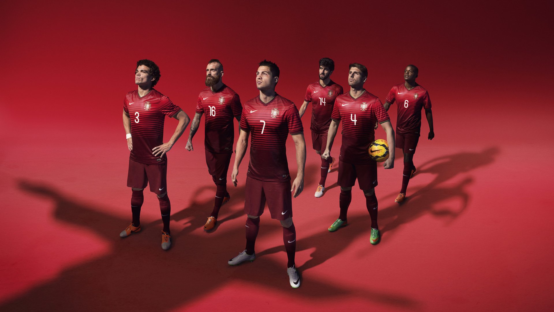 当足球冲破赛道，阿森纳铁流席卷突尼斯，姆巴佩在F1弯道接管比赛